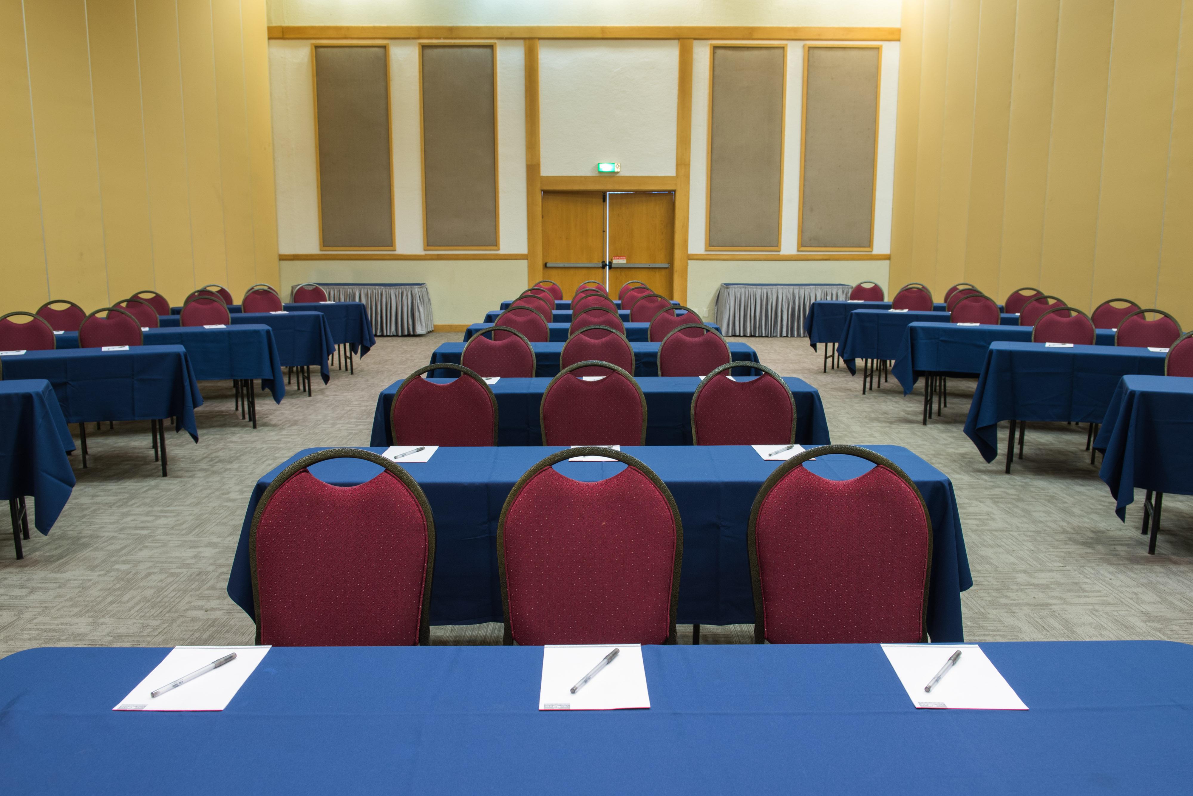 安格拉格尔别墅生态度假酒店 - 全包 安格拉杜斯雷斯 外观 照片 A typical classroom layout