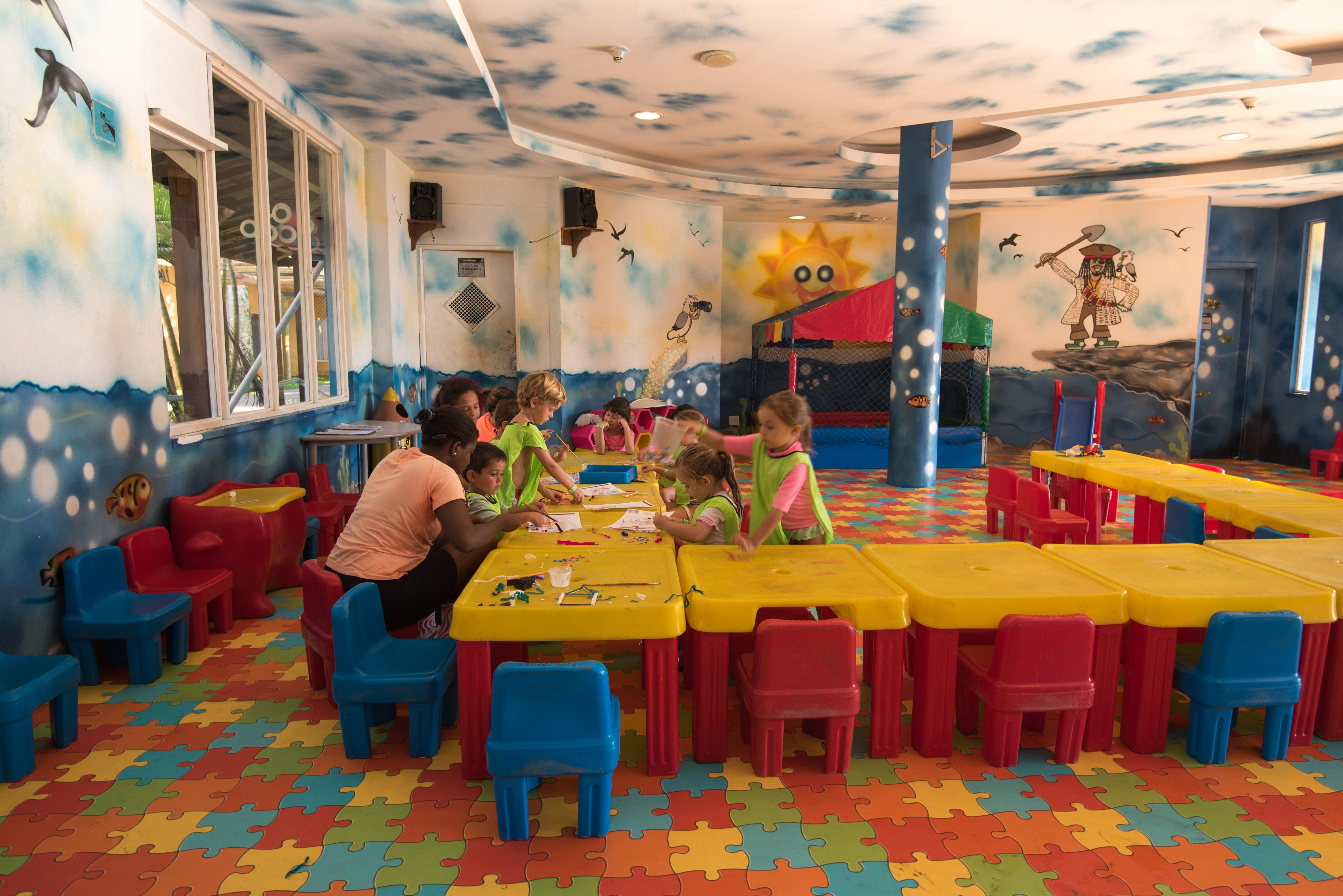 安格拉格尔别墅生态度假酒店 - 全包 安格拉杜斯雷斯 外观 照片 The children's club at the hotel