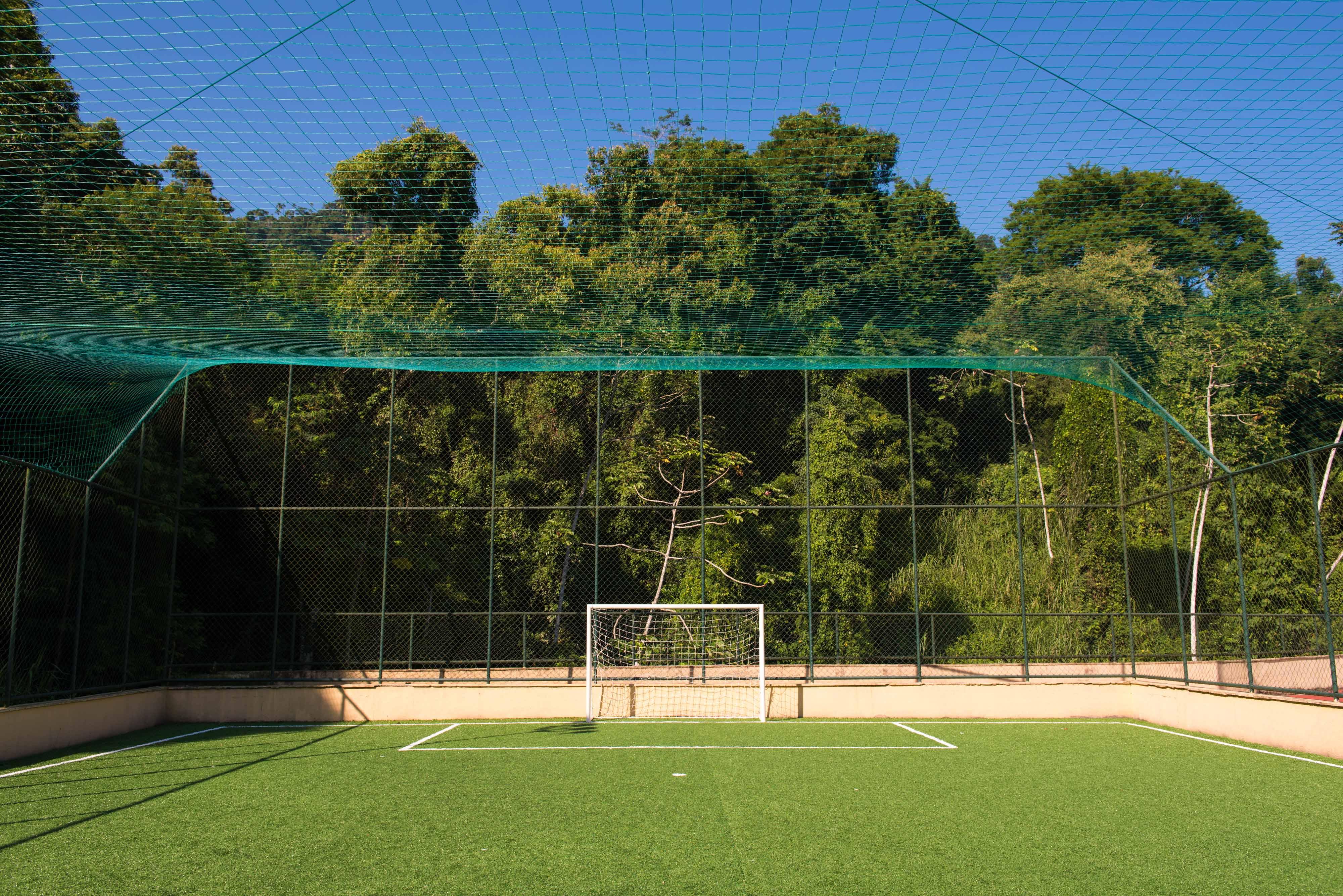 安格拉格尔别墅生态度假酒店 - 全包 安格拉杜斯雷斯 外观 照片 The football pitch at the school
