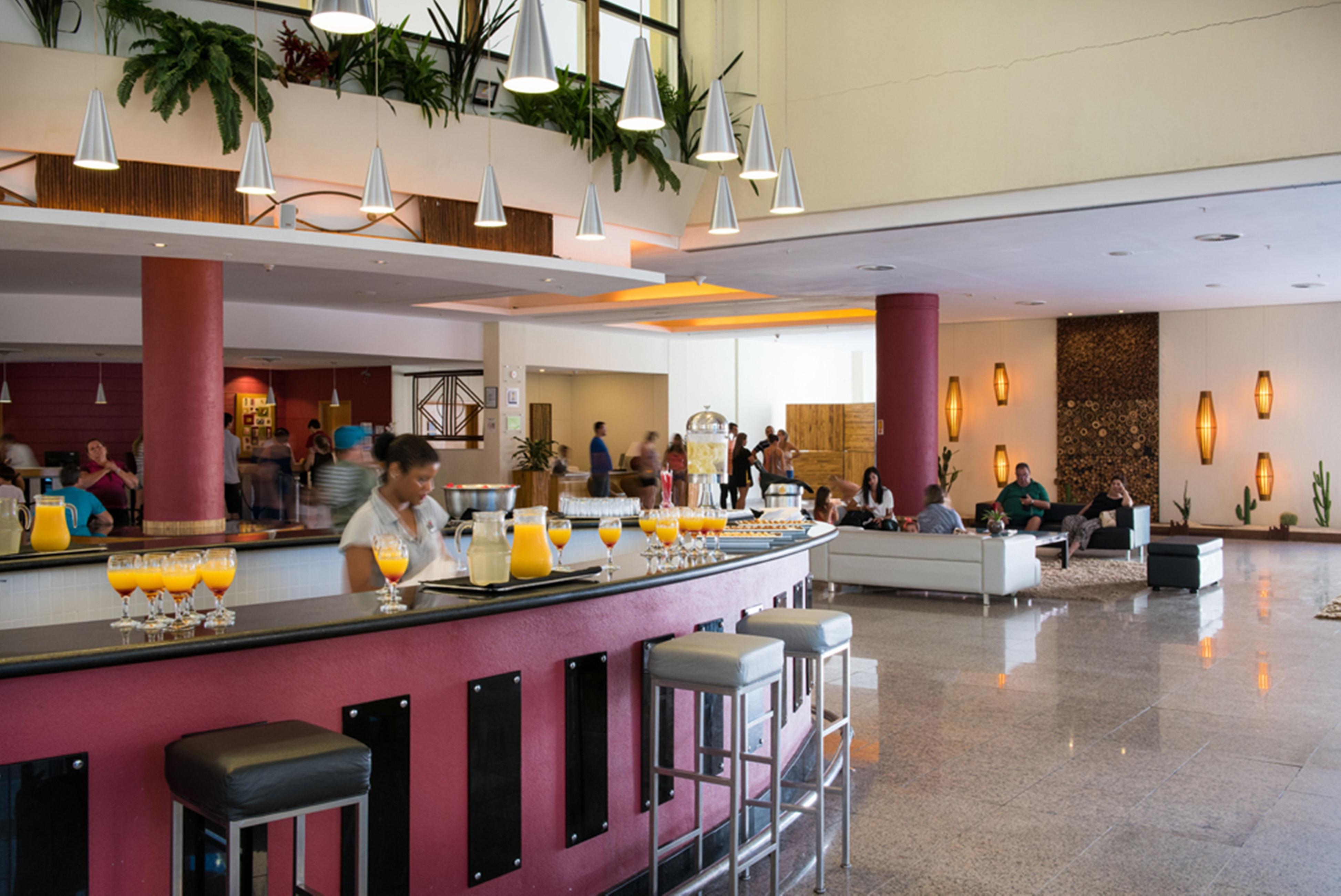 安格拉格尔别墅生态度假酒店 - 全包 安格拉杜斯雷斯 外观 照片 The lobby bar at the Sheraton Berlin