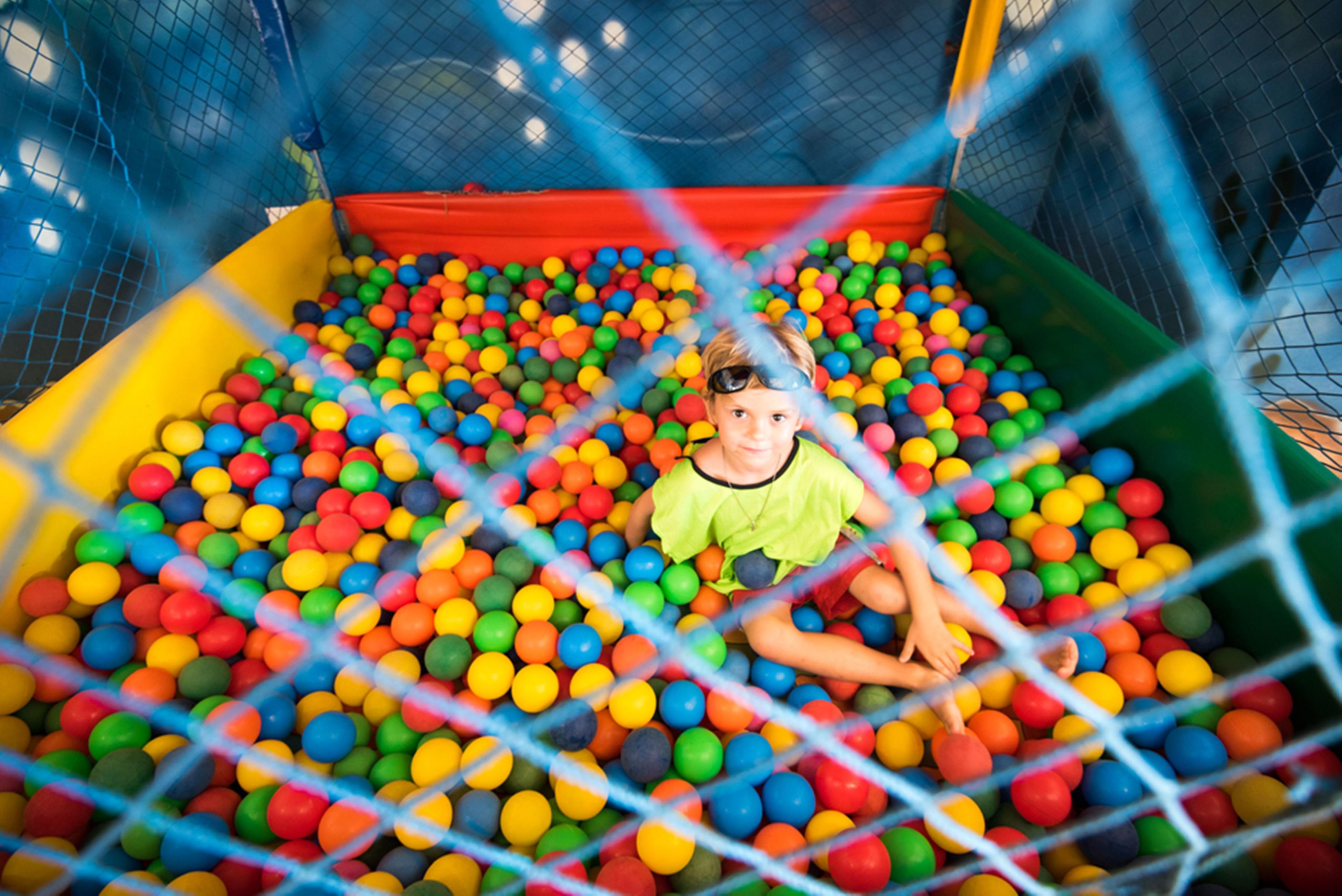 安格拉格尔别墅生态度假酒店 - 全包 安格拉杜斯雷斯 外观 照片 A child in a ball pit