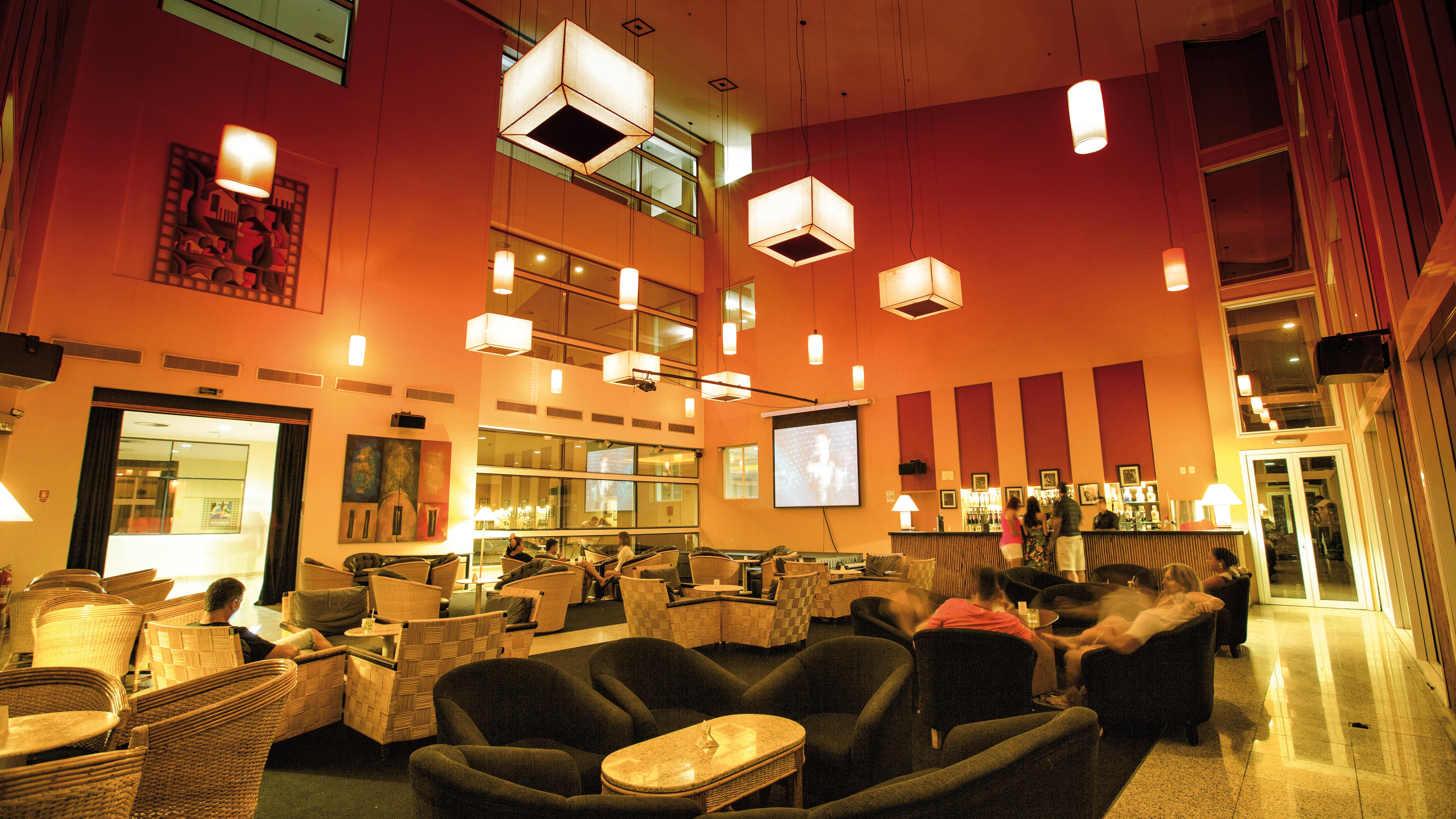 安格拉格尔别墅生态度假酒店 - 全包 安格拉杜斯雷斯 外观 照片 The lounge at the airport